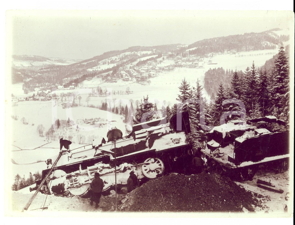 Fotografia d epoca originale 1940 ca WW2 SAINTJEANDEMAURIENNE Treno deraglia nella neve RARA 1