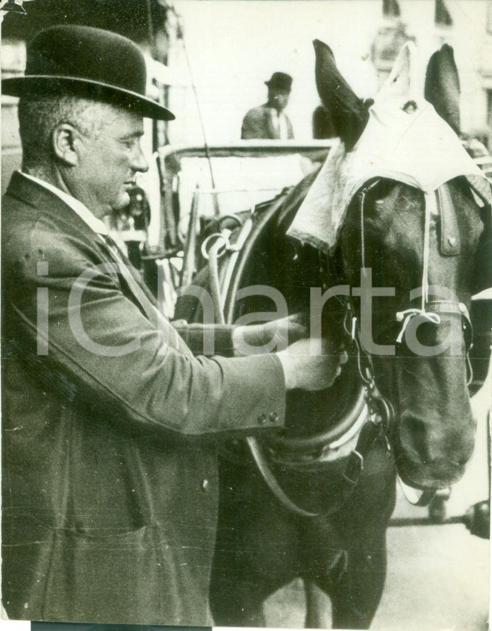 Fotografia d epoca originale 1935 ca GENOVA Vetturino in finanziera prepara il proprio cavallo Fotografia 1