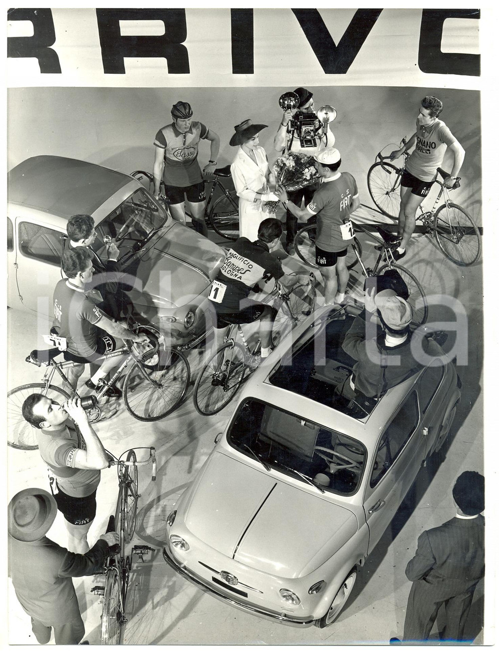1960 ca ITALIA Ciclisti della C.S. FIAT posano con la nuova FIAT 500 *Foto 18x24