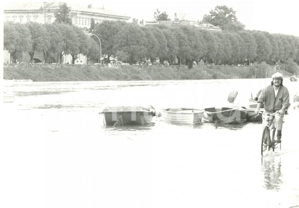 Fotografia d'epoca originale 1994 PAVIA ALLUVIONE Passante in bicicletta lungo il TICINO *Fotografia 1