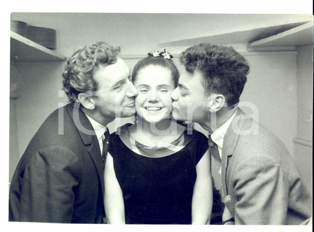 Fotografia d epoca originale 1960 ca PARIS Pierre PERRIN con una giovane collega Fotografia 24x18 1