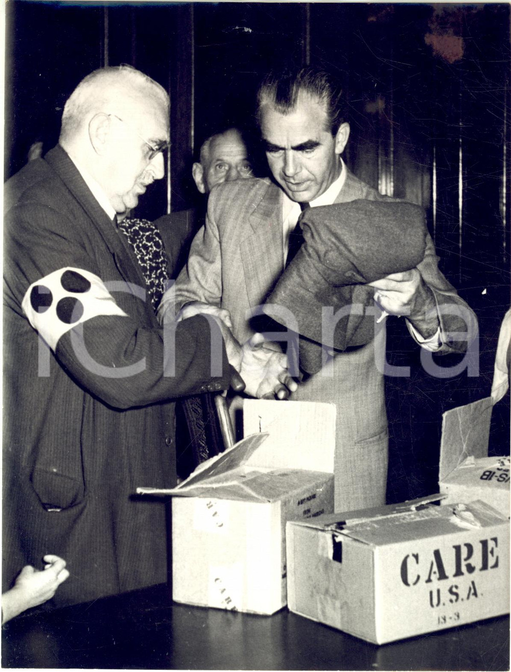 1953 BERLIN Old blind man receiving clothes from mayor Willy KRESSMANN *Photo