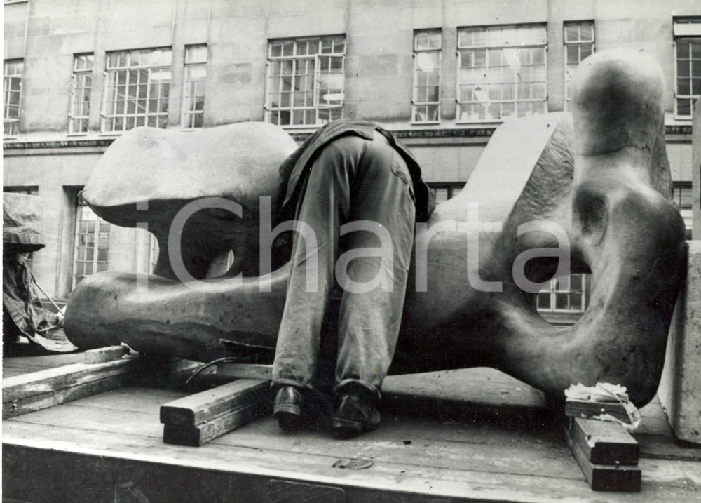 Fotografia d epoca originale 1973 LONDON  Operaio sistema una scultura di Henry MOORE Foto CURIOSA 18x13 1