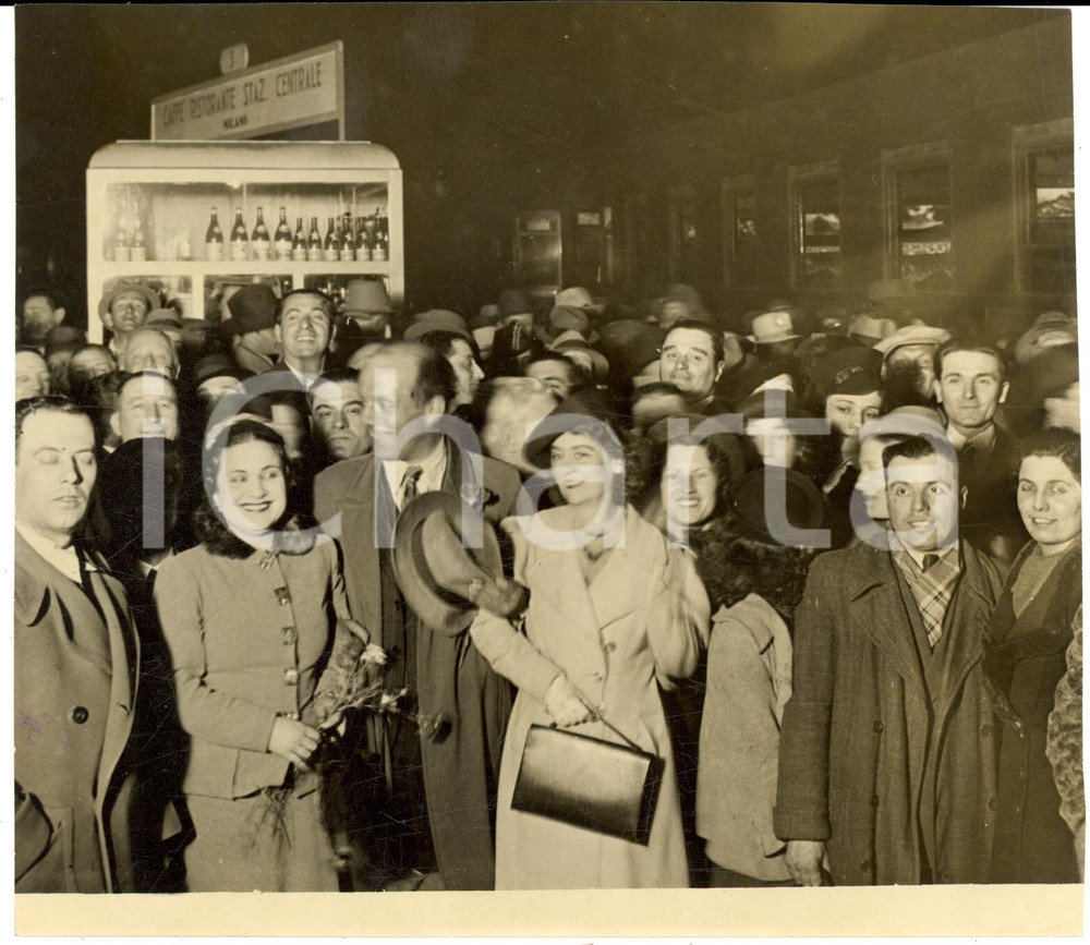 Fotografia d epoca originale 1938 MILANO STAZIONE CENTRALE Folla al caffÃ¨ ristorante al binario Fotografia 1
