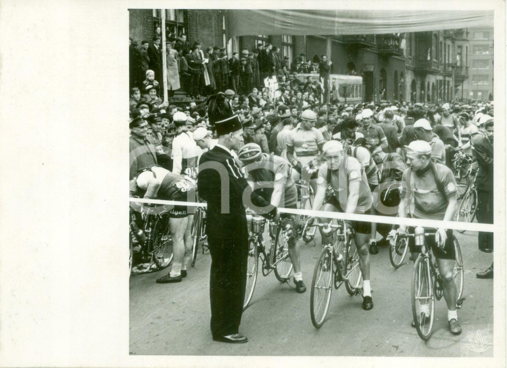 Fotografia d epoca originale 1955 ca VARSAVIA POLONIA Partenza di una gara ciclistica Fotografia 1