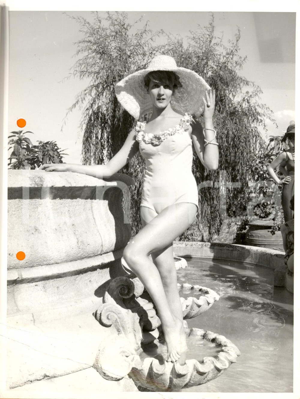 Fotografia d epoca originale 1960 ca SALSOMAGGIORE  TERME PR Modella in costume intero nella fontana 1
