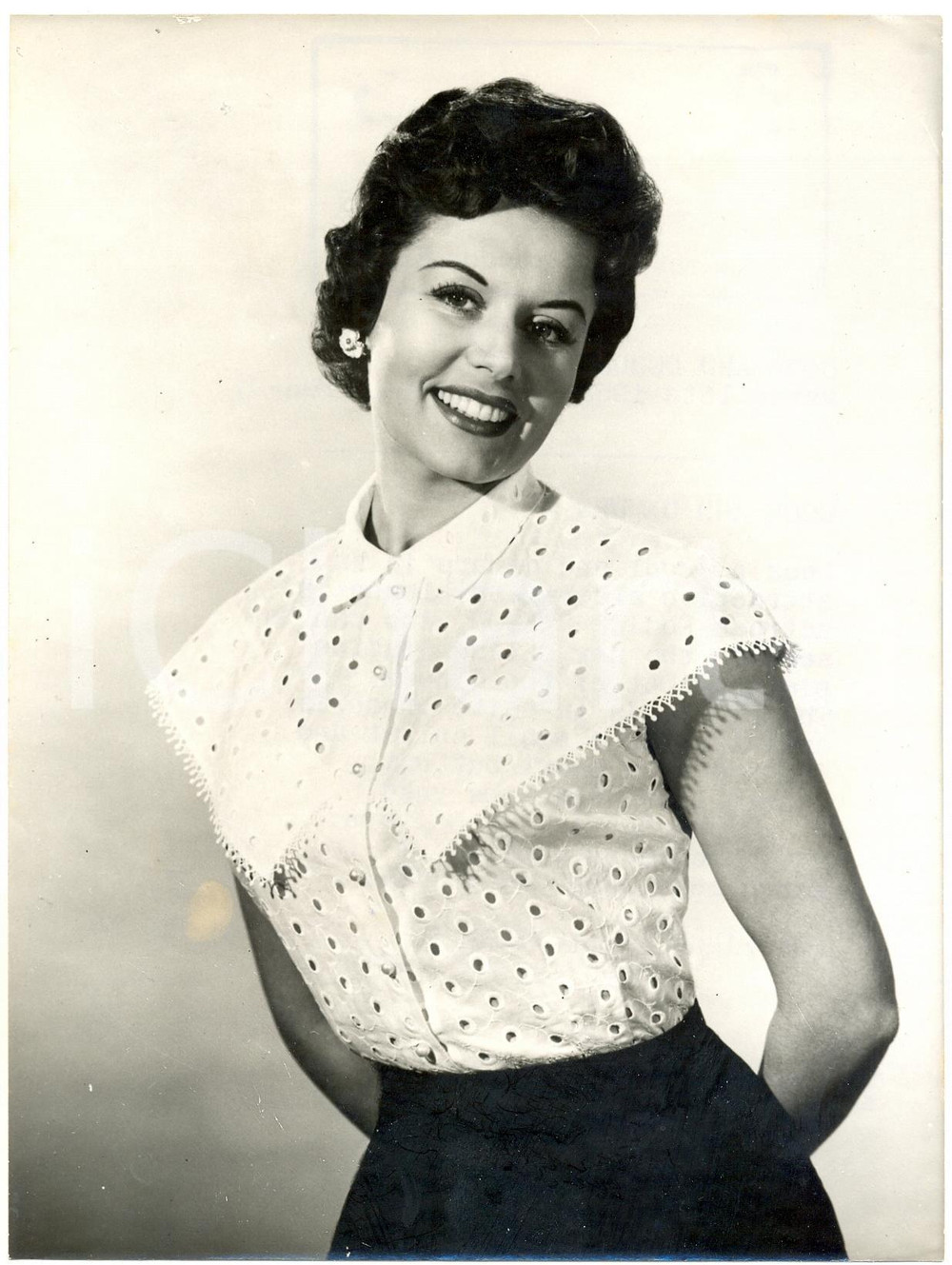 Fotografia d epoca originale 1955 LONDON Eunice GAYSON wearing white broderie anglais blouse Photo Fashion 1