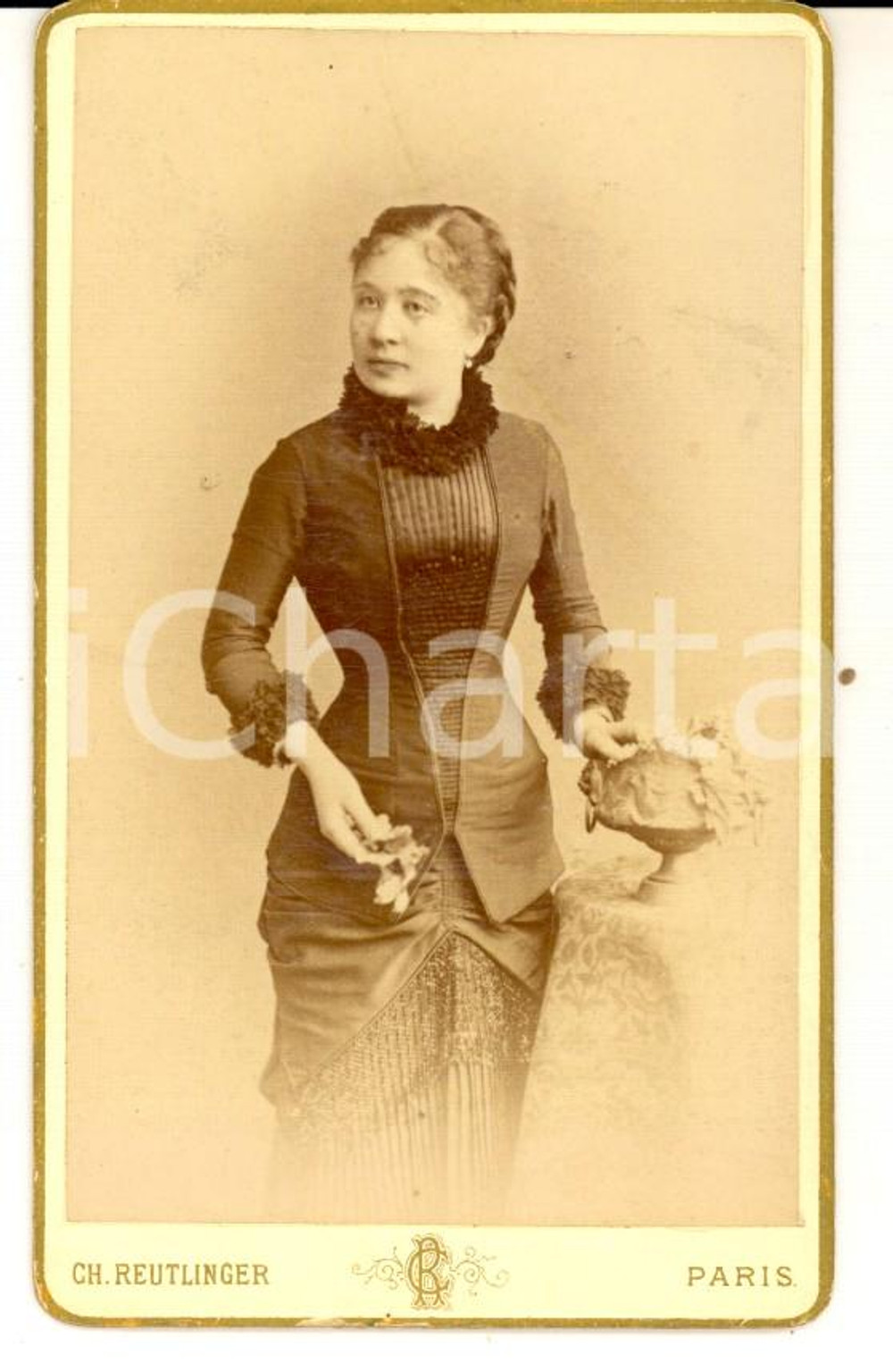 Fotografia d'epoca originale 1881 PARIS Ritratto di donna con abito aderente *Foto Charles REUTLINGER 1