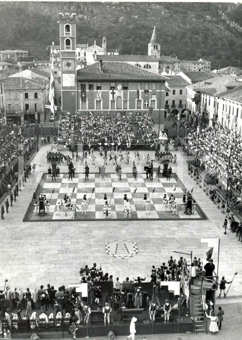 Fotografia d epoca originale 1973 MAROSTICA  La celebre partita degli scacchi viventi Foto 13x18 cm 1