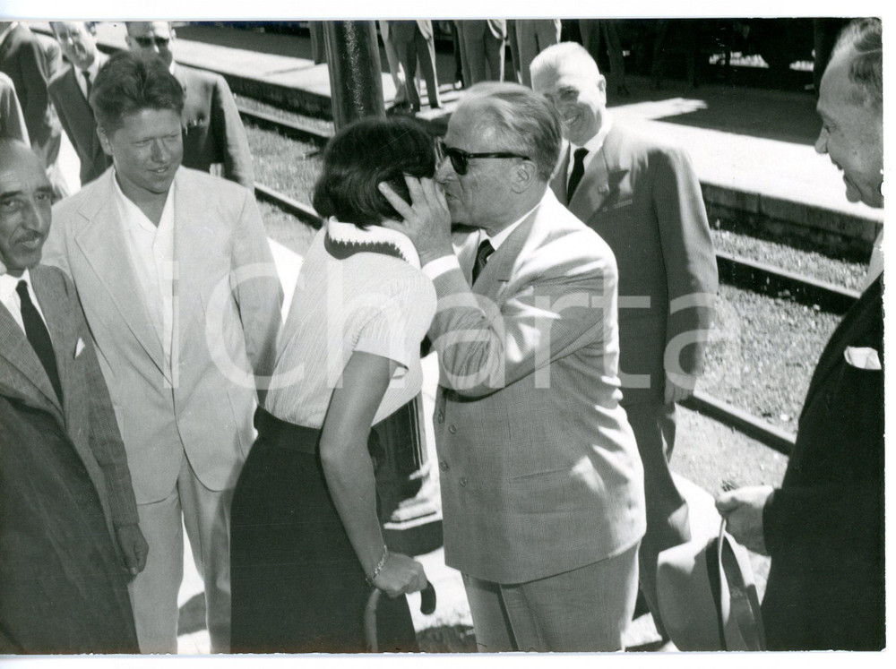 1958 AOSTA Giovanni GRONCHI bacia la figlia Maria Cecilia *Foto 18x13 cm
