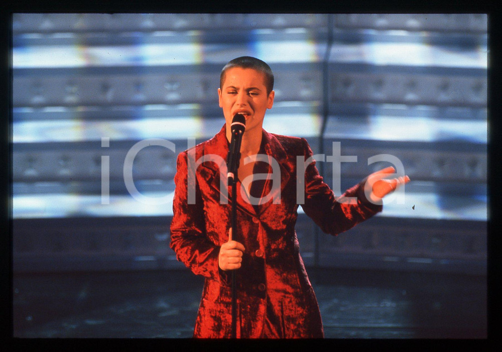 35mm vintage slide* 1997 SANREMO Silvia SALEMI sul palco del Teatro Ariston (12) Diapositiva d'epoca, in formato 35 mm. CONDIZIONI: GOODE' severamente vietata la riproduzione. Tutti i diritti sono riservati. ICharta mette in vendita, sul negozio eBay e in esclusiva sul sito "icharta" il proprio archivio composto da numerose diapositive e negativi fotografici d'epoca, tutti originali e autentici, che attraversano la storia del costume italiano tra gli la fine degli anni Sessanta e Novanta.Si tratta di uno sguardo inedito sull'attualit&agrave;, la politica, la vita quotidiana, il gossip e la cultura, che fotografa il cambiamento della nazione in quest'ultimo scorcio del XX secolo. Un'occasione unica per il mercato del collezionismo, che vede finalmente disponibile un archivio eccezionale per vastit&agrave;, tematiche e condizioni, in un settore (il negativo fotografico e la diapositiva) di assoluta novit&agrave; e dalle interessanti prospettive di investimento.  originale e autentica 1