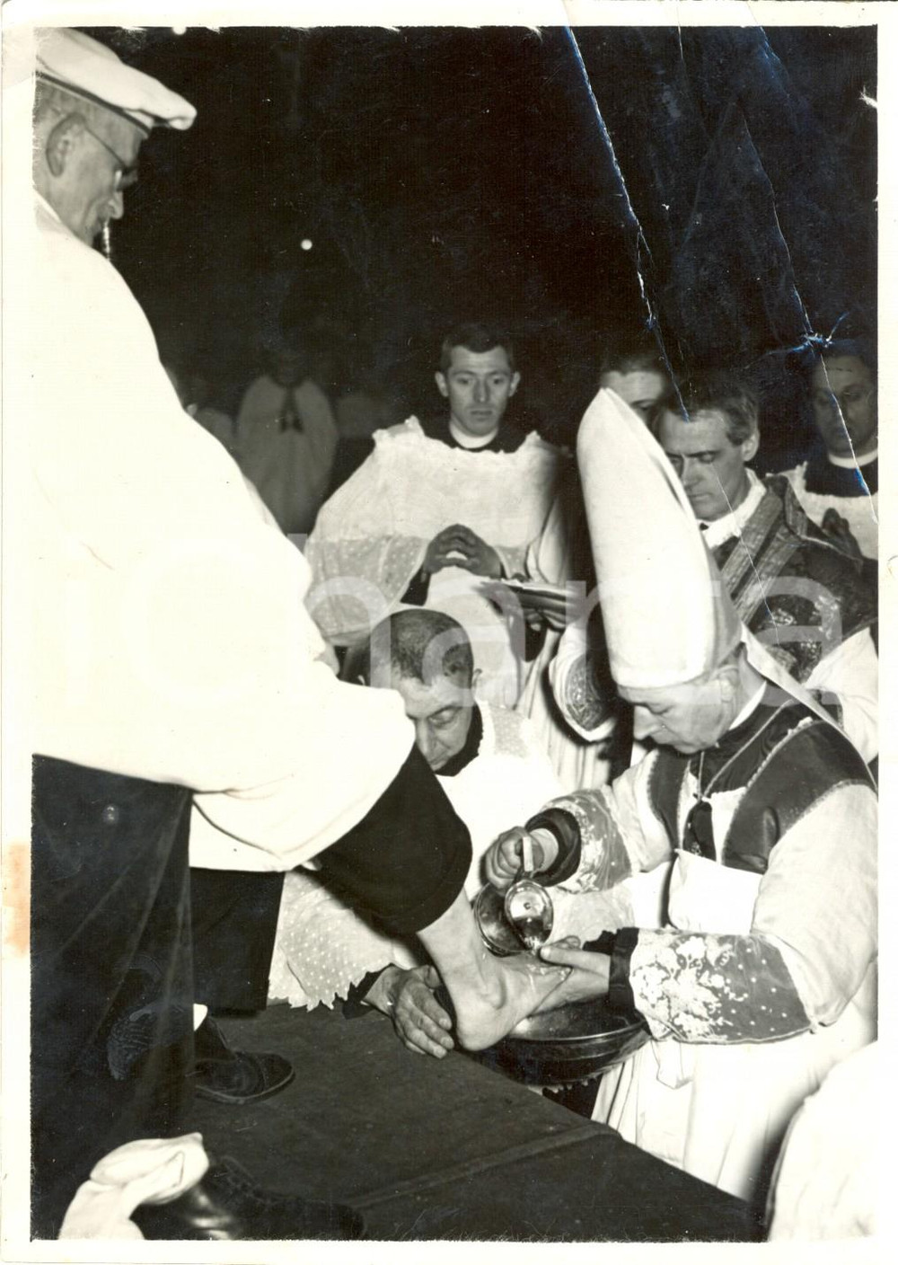 Fotografia d epoca originale 1939 MILANO Card. Ildefonso SCHUSTER lavanda dei piedi ai vecchioni DANNEGGIATA 1