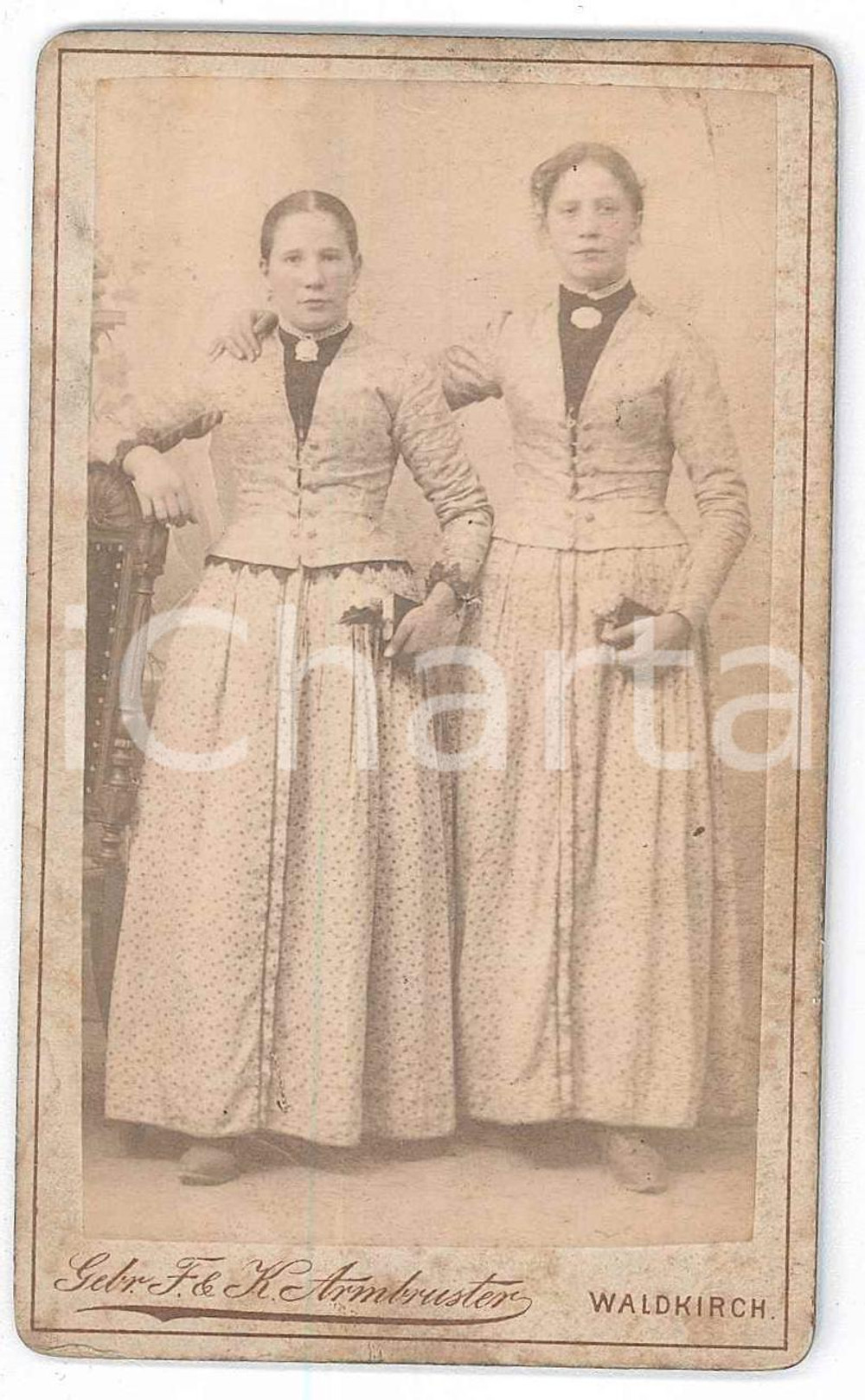 1870 ca WALDKIRCH (GERMANY) Portrait of two sisters *Photo ARMBRUSTER CDV Fotografia d'epoca, su cartoncino rigido.FOTOGRAFO: Gebr. Armbruster - Waldkirch GOOD/buono  Formato: 6x10 cm originale e autentica 1