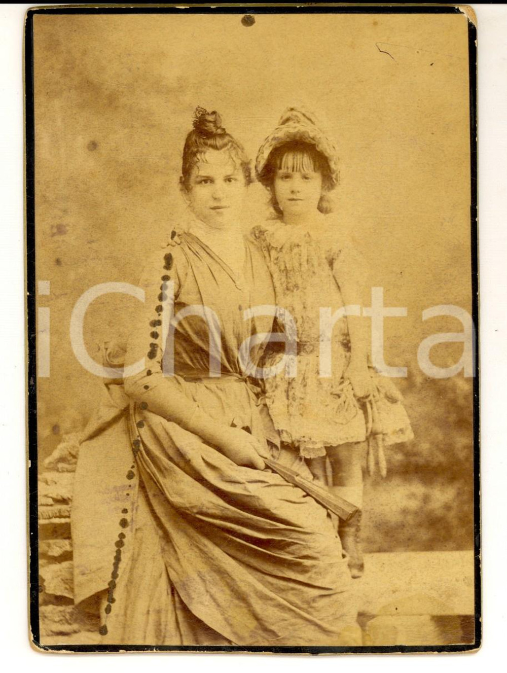 Fotografia d epoca originale 1890 ca AREA FRANCESE Ritratto di donna con ventaglio e bambina Foto 11x15 1