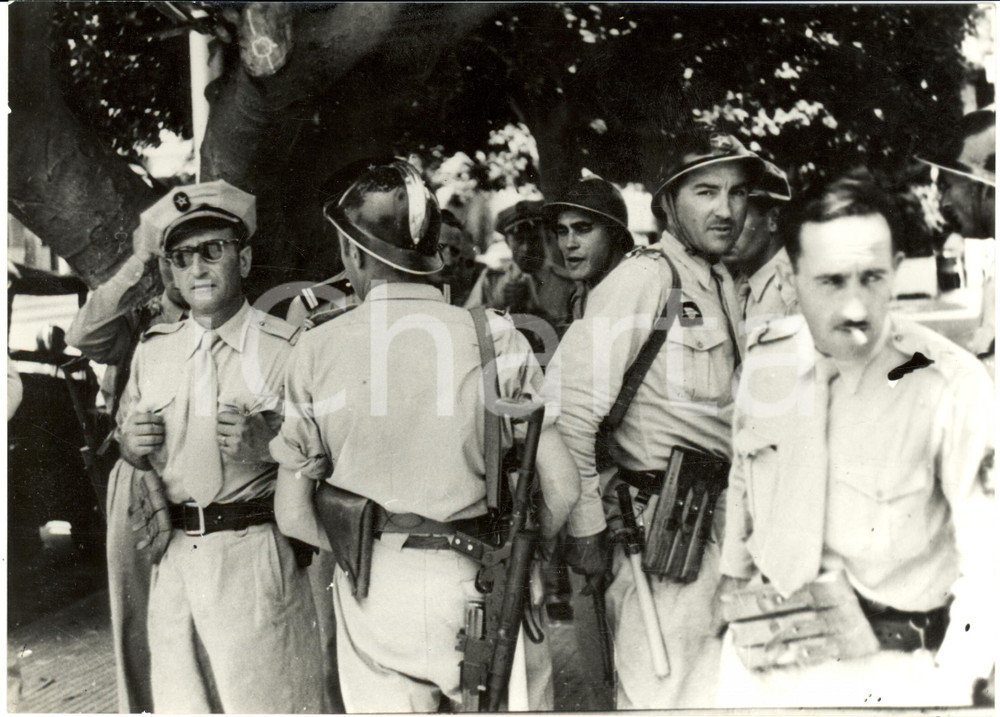 Fotografia d epoca originale 1950 ca ROMA ? Gruppo di ufficiali in un giardino Fotografia 18x13 1