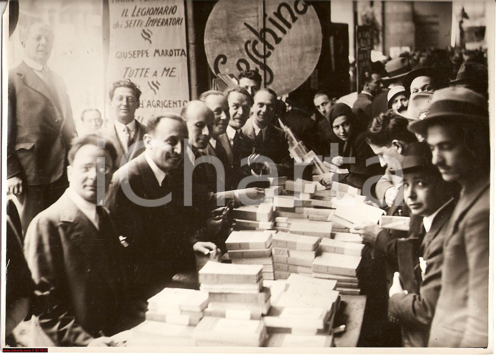 Fotografia d epoca originale 1932 MILANO Autori Casa editrice CESCHINA firmano autografi alla Fiera del Libro 1