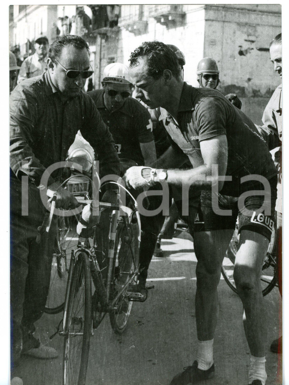1955 ca GIRO D'ITALIA CICLISMO Hugo KOBLET si rialza dopo una caduta *Foto 13x18 Fotografia d'epoca, con didascalia coeva al verso. CONDIZIONI: G (ma lievi difetti di stampa)FORMATO: 13x18 cm     originale e autentica 1