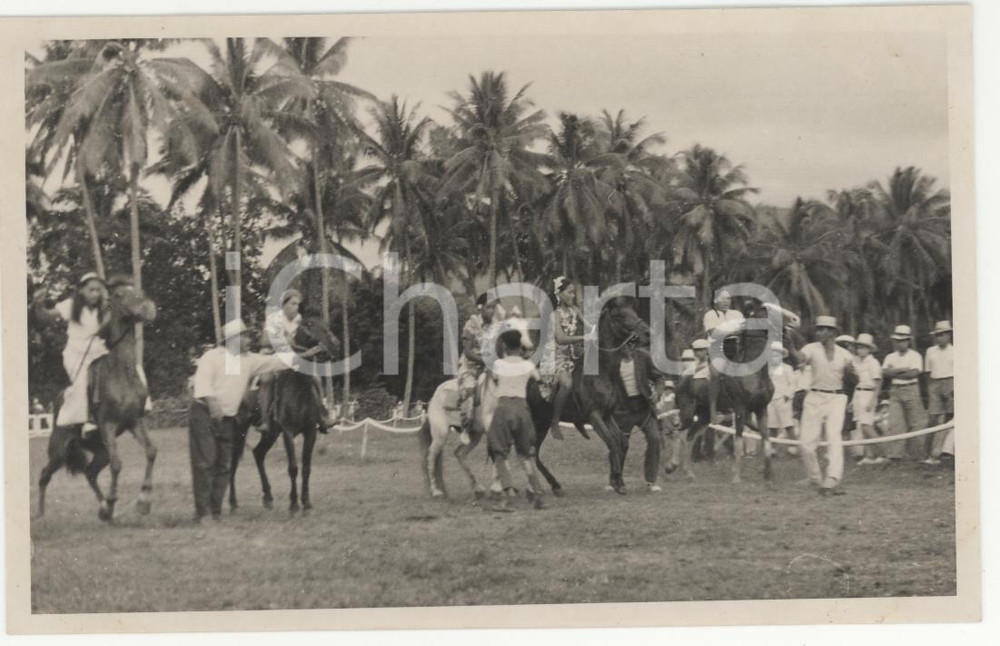 Fotografia d epoca originale 1937 PAPEETE Polinesia Gara equestre femminile  REAL PHOTO cm 13,5 x 8,5 1