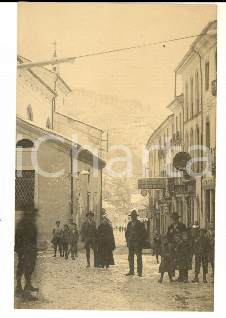 Fotografia d epoca originale 1910 ca RECOARO TERME Una via del centro affollata  Foto ANIMATA RARA 1