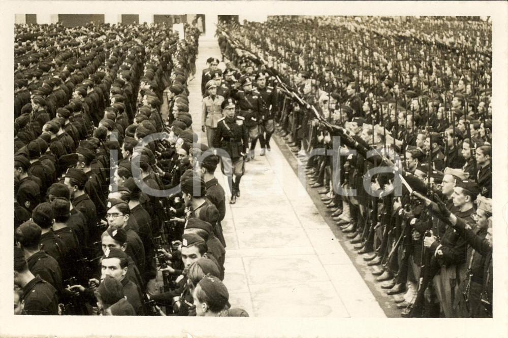 Fotografia d epoca originale 1938 GENOVA Ufficiali passano in rivista i coloni per la LIBIA Fotografia 1