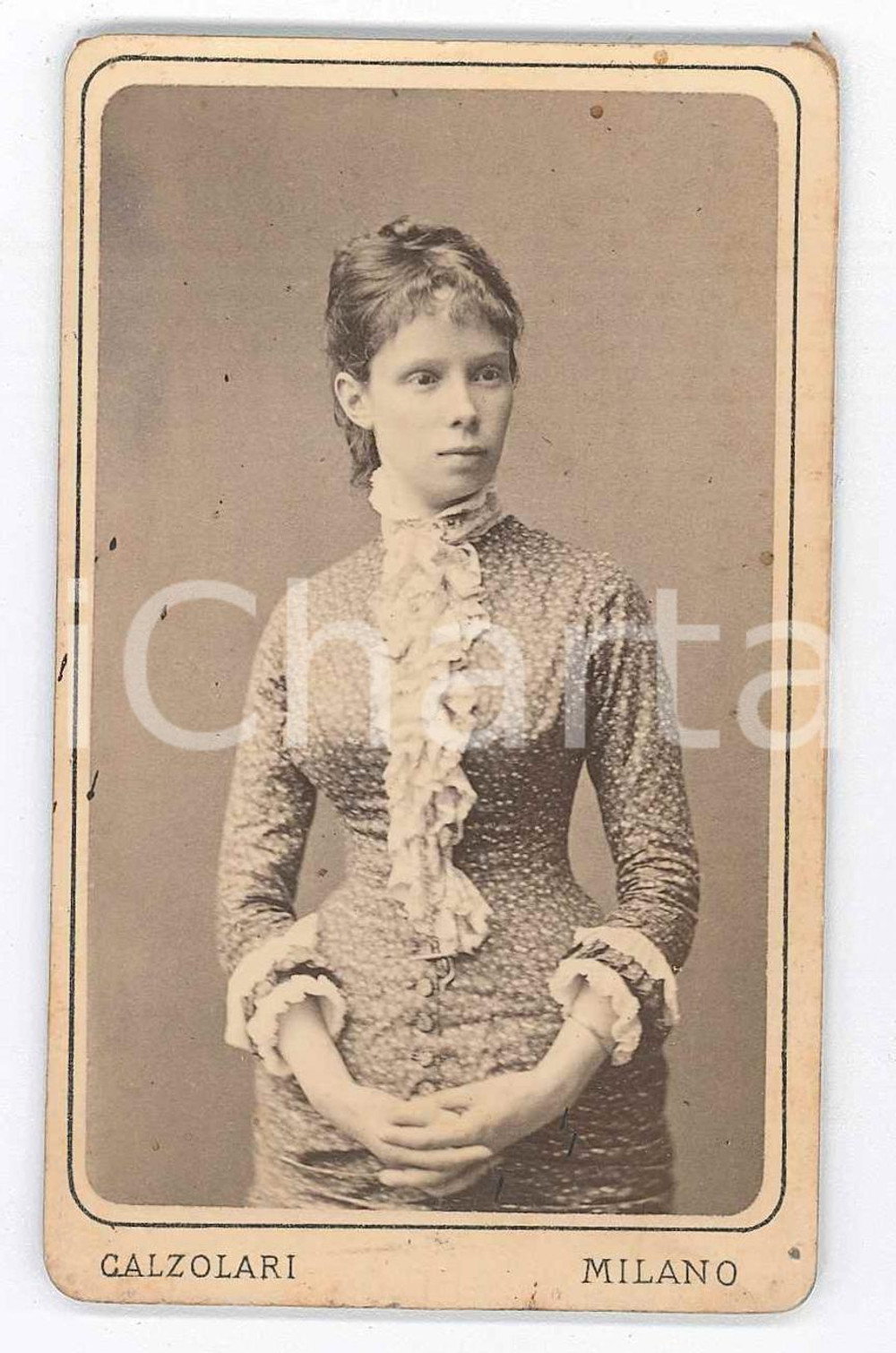1870 ca MILANO Ritratto di M.lle CRUSFOL - Foto CALZOLARI CDV Fotografia d'epoca, su cartoncino morbido.FOTOGRAFO: Icilio Calzolari - Milano  FAIR/discreto piccole macchie e foro di affissione all'angolo inferiore sinistro Formato: 6x10 cm originale e autentica 1