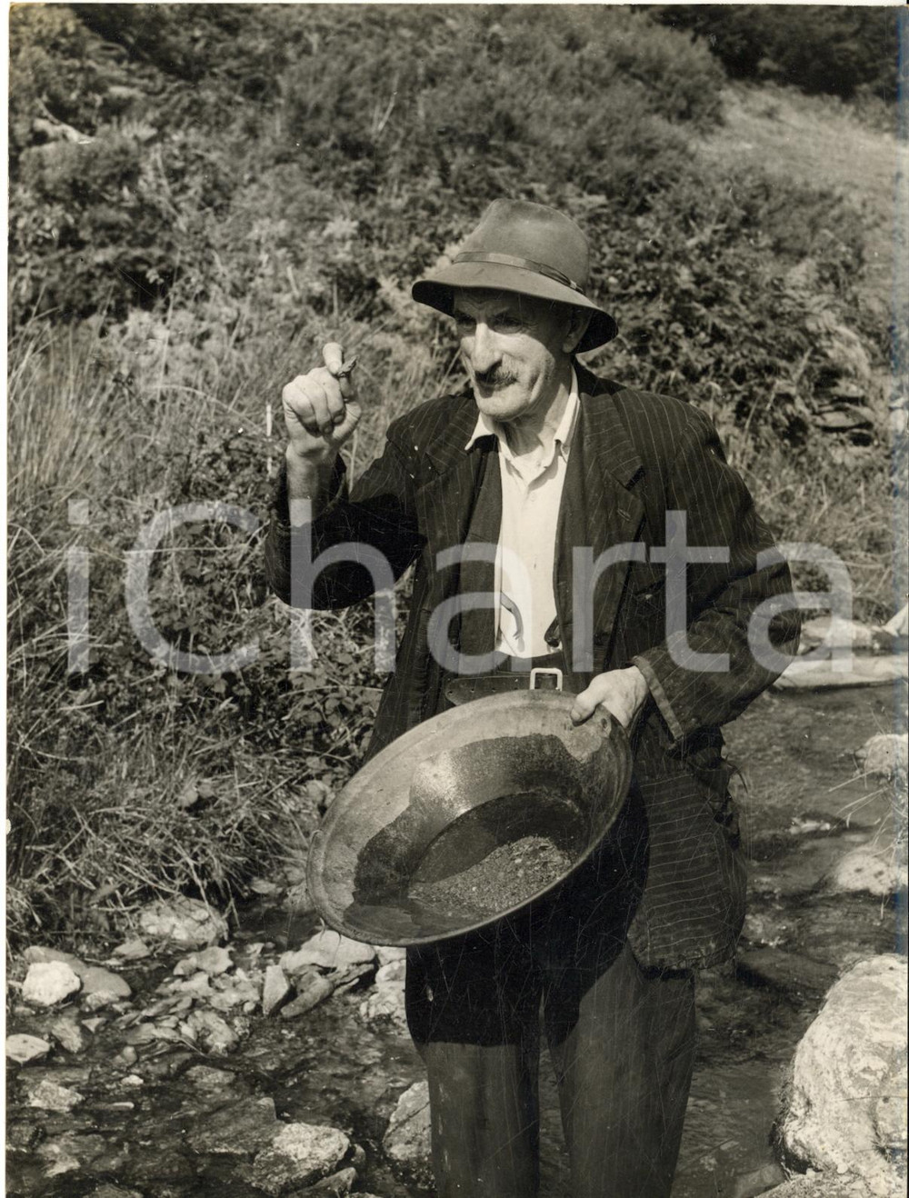 1959 BALLINAGORE Michael FITZSIMONS finds gold in the Goldstream River *Photo  Fotografia d'epoca, con didascalia coeva al verso.   CONDIZIONI: G FORMATO: 15x20 cm     originale e autentica 1