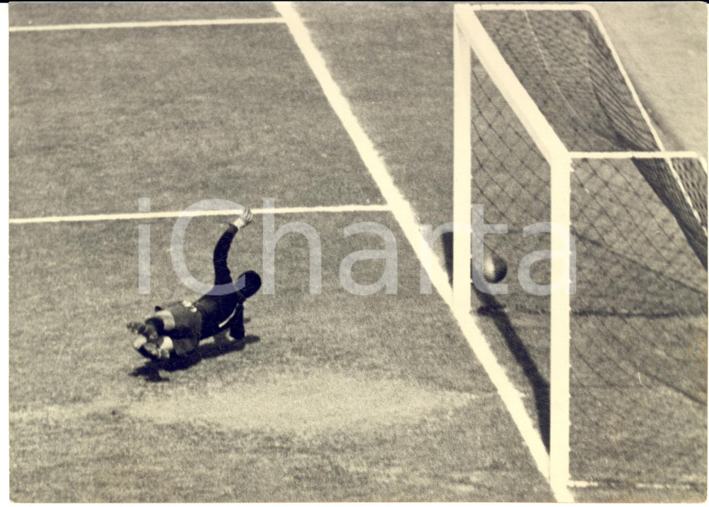 1959 CALCIO SERIE A ROMA-GENOA 5-0 Arne SELMOSSON segna il 2Â° goal *Foto 18x13 Fotografia d'epoca con didascalia coeva.  CONDIZIONI: G (ma lieve sovraimpressione)      originale e autentica 1