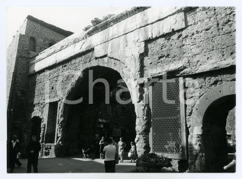 Fotografia d epoca originale 1976 AOSTA Cortina della Porta Pretoria  Panorama con aostani  Foto 17x13 cm 1