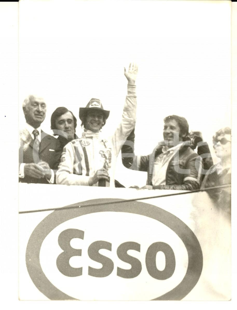 Fotografia d epoca originale 1970 ca AUTOMOBILISMO Premiazione ALFA ROMEO Mario ANDRETTI sponsor ESSO Foto 1