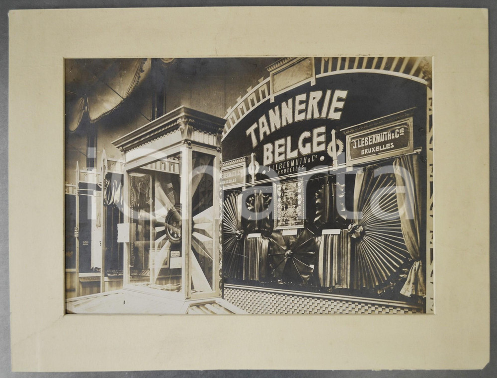 1905 EXPO LIÃˆGE Tannerie Belge - J. LEBERMUTH - Photo RARE 44x33 cm Fotografia d'epoca, incorniciata con passepartout in cartoncino pesante.  FAIR/discreto piccolo foro al lato inferiore della fotografia Formato: 44x33 cm (cartoncino); 37x26 cm (fotografia) originale e autentica 1