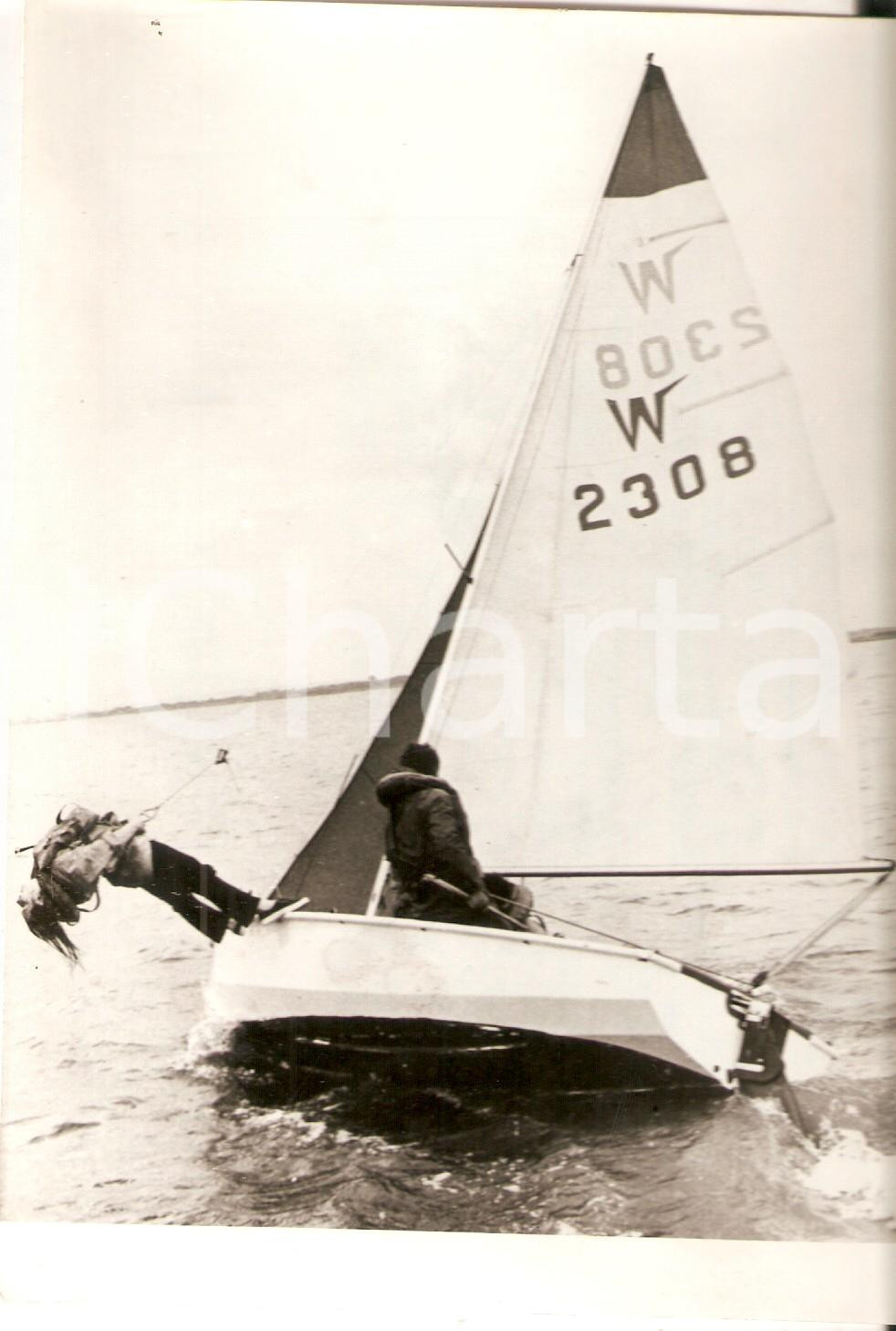 Fotografia d epoca originale 1965 ca UK Bizzarre acrobazie in barca a vela Foto 17x13 cm 1