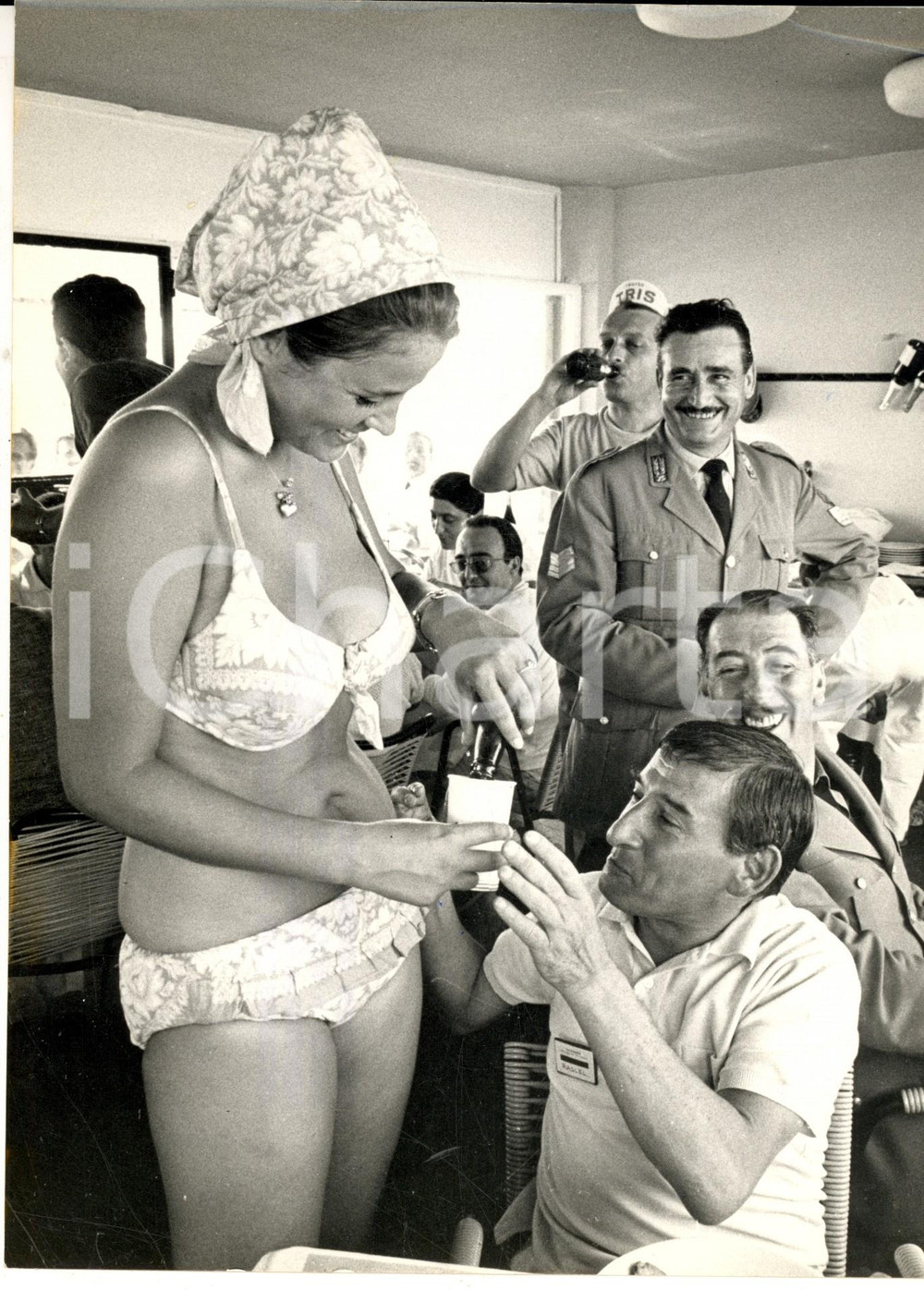 Fotografia d epoca originale 1965 FOGGIA CANTAGIRO Renato RASCEL con un ammiratrice in bikini Foto 18x24 cm 1