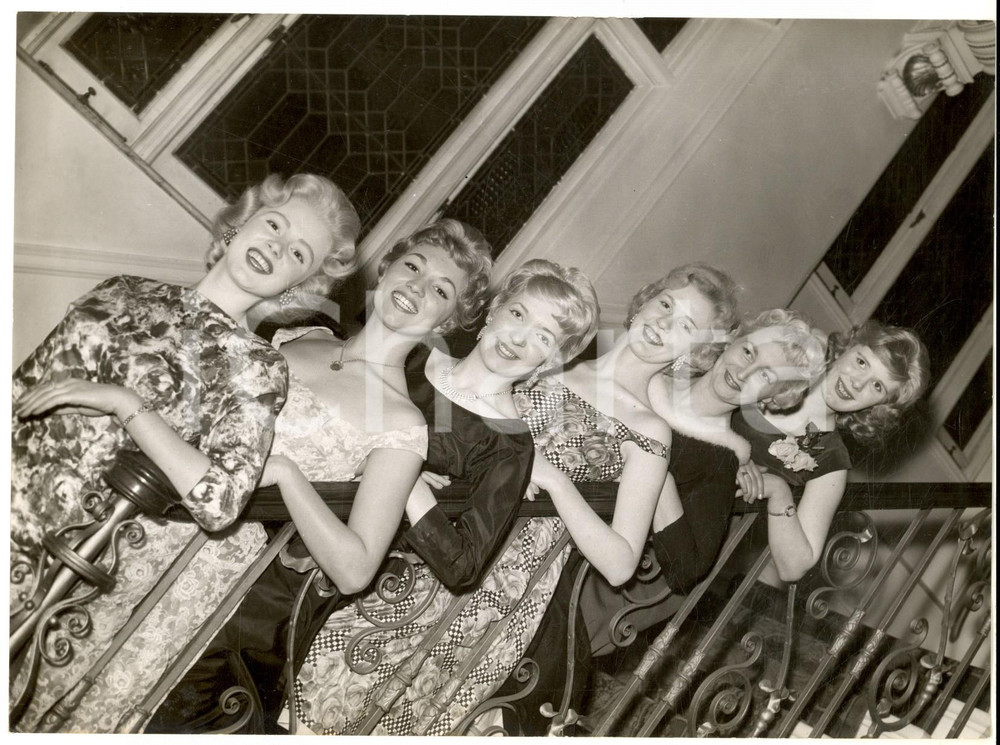 Fotografia d epoca originale 1958 LONDON Howard Hotel  Six blondes for British Queen of Light contest Photo 1