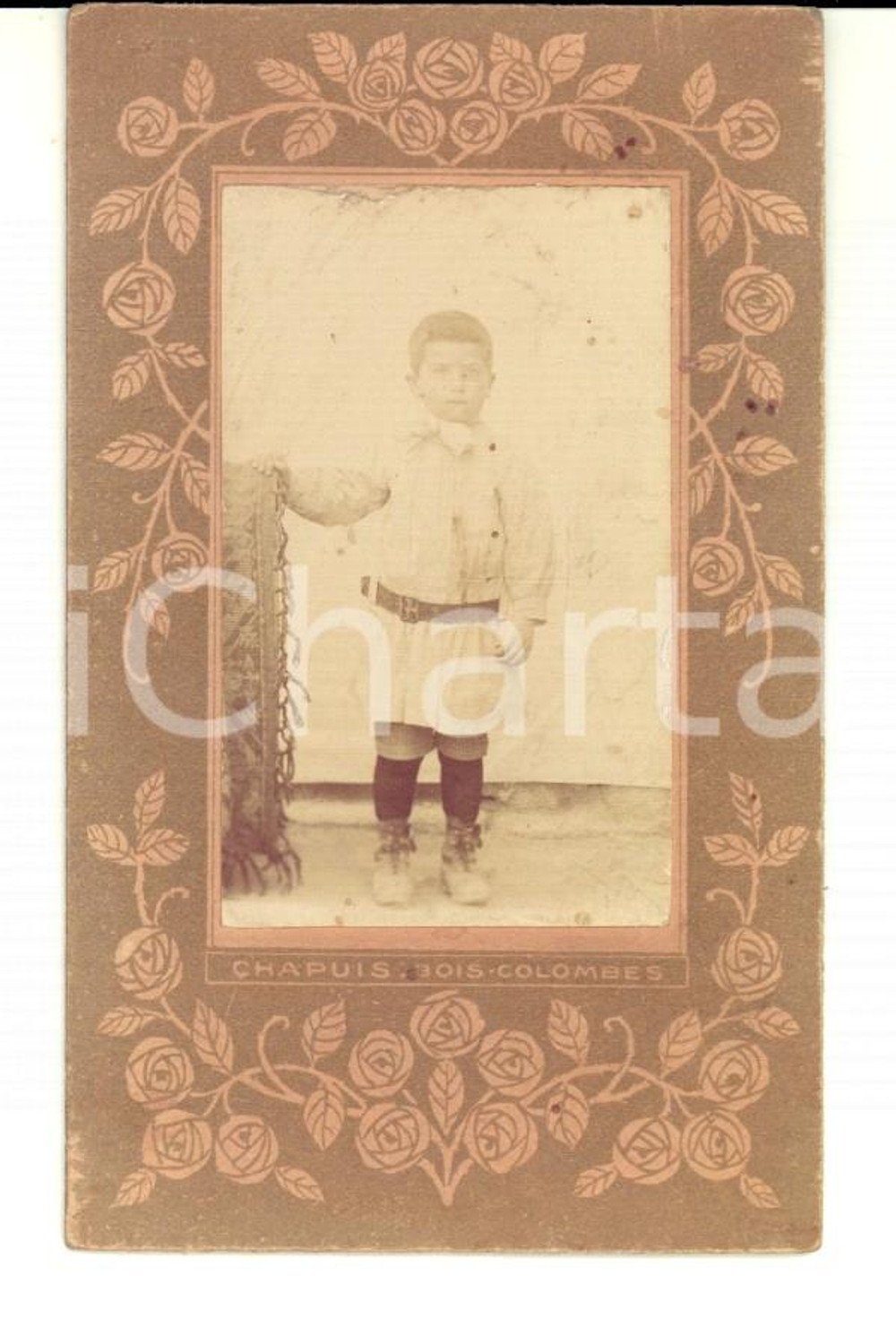 Fotografia d epoca originale 1880 ca BOISCOLOMBES F Ritratto di bambino in abito bianco Foto CHAPUIS CDV 1