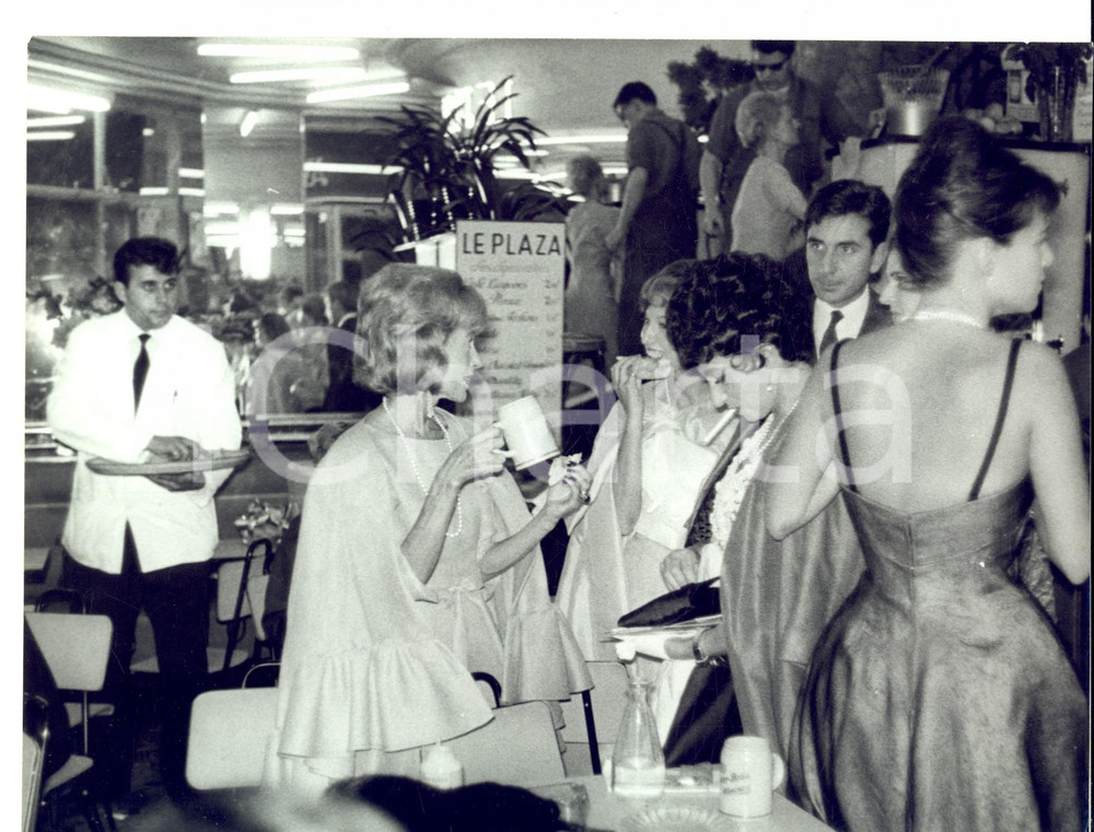 Fotografia d epoca originale 1960 ca PARIS Madame WEISCHELLER durante una serata all Hotel PLAZA  Foto 1