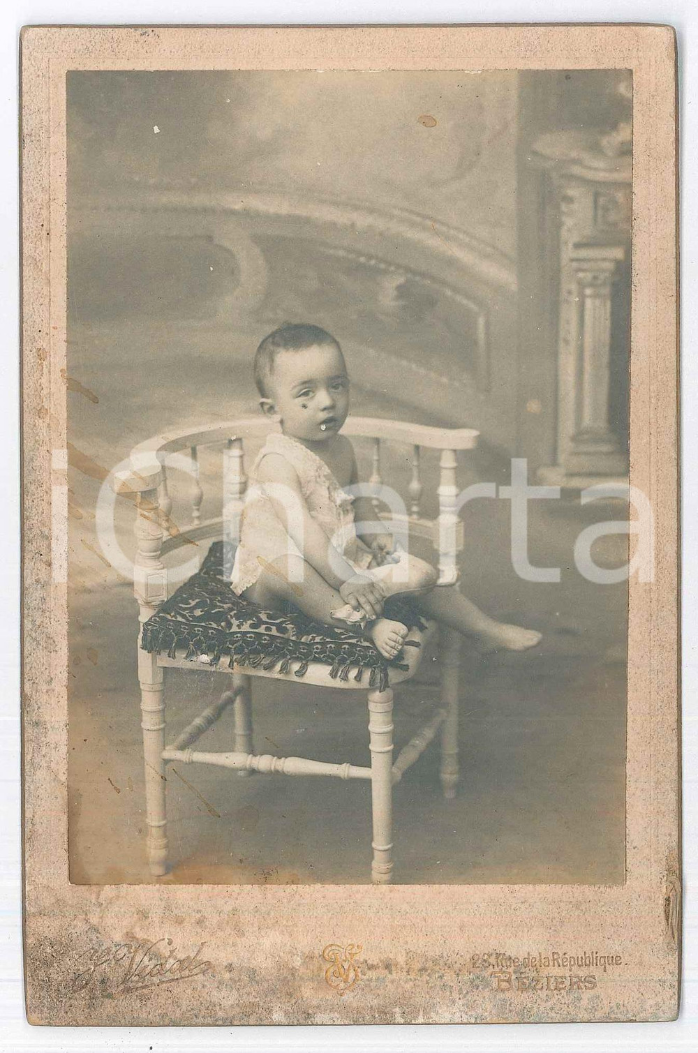 Fotografia d epoca originale 1910 ca BEZIERS F Ritratto di bambino su poltroncina  Foto VIDAL 11x16 1
