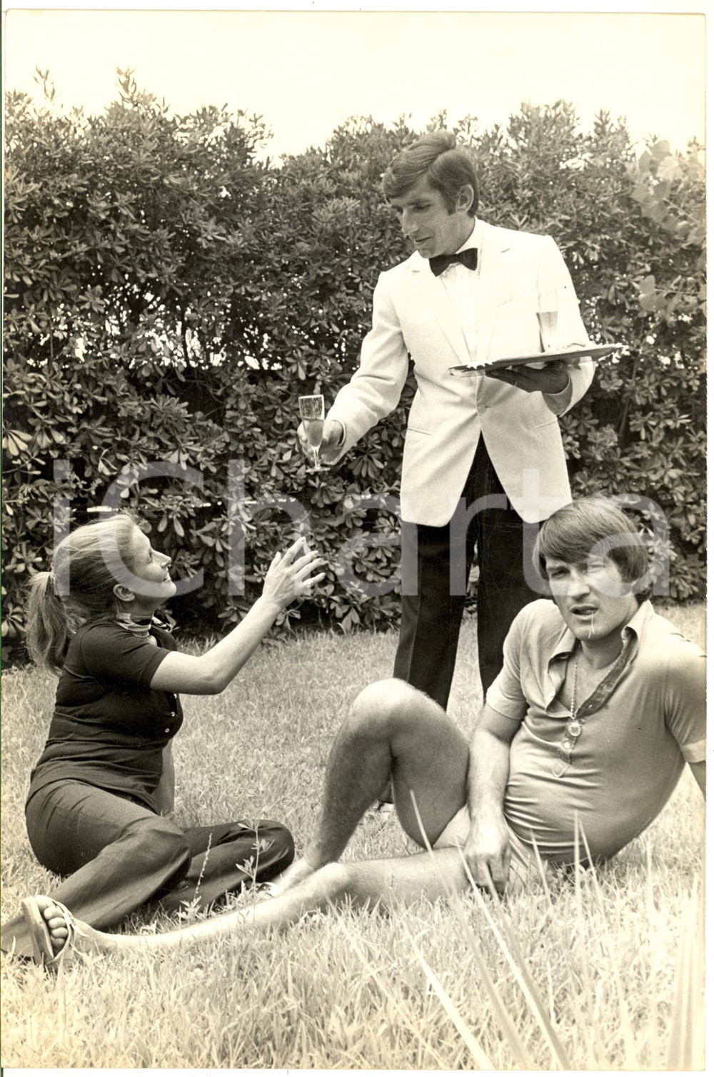 1970 ca COSTUME ITALIA Enrico ALBERTOSI in giardino con la moglie (5) Foto 20x30