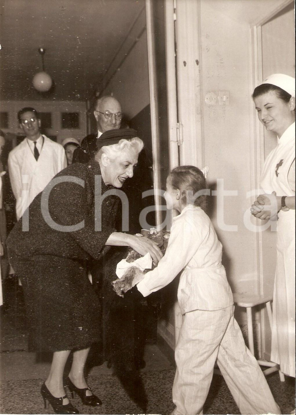 Fotografia d epoca originale 1958 ROMA Ambasciatore James David ZELLERBACH visita clinica pediatrica Foto 1