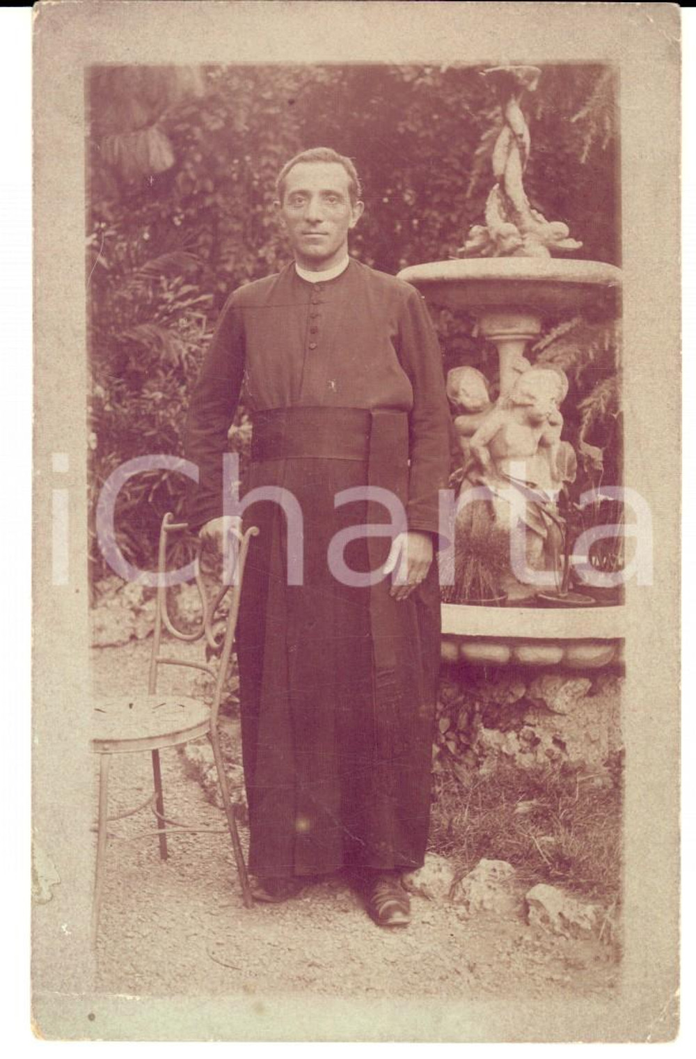 Fotografia d epoca originale 1920 ca AREA LOMBARDA ? Ritratto di un sacerdote in giardino Foto cartolina 1