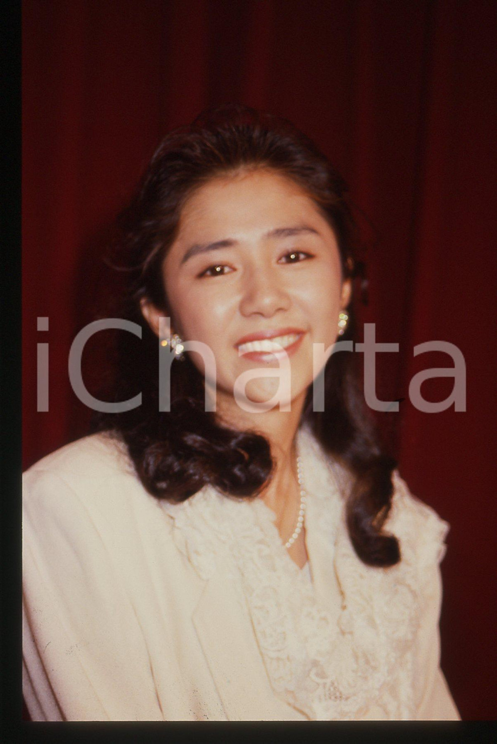 35mm vintage slide* 1989 CANNES Yoshiko TANAKA Festival del Cinema Ritratto (2)  Diapositiva d'epoca, in formato 35 mm. CONDIZIONI: GOOD  Tutti i diritti riservati.E' severamente vietata la riproduzione. ICharta mette in vendita, sul negozio eBay e in esclusiva sul sito "icharta" il proprio archivio composto da numerose diapositive e negativi fotografici d'epoca, tutti originali e autentici, che attraversano la storia del costume italiano tra gli la fine degli anni Sessanta e Novanta.Si tratta di uno sguardo inedito sull'attualit&agrave;, la politica, la vita quotidiana, il gossip e la cultura, che fotografa il cambiamento della nazione in quest'ultimo scorcio del XX secolo. Un'occasione unica per il mercato del collezionismo, che vede finalmente disponibile un archivio eccezionale per vastit&agrave;, tematiche e condizioni, in un settore (il negativo fotografico e la diapositiva) di assoluta novit&agrave; e dalle interessanti prospettive di investimento.  originale e autentica 1