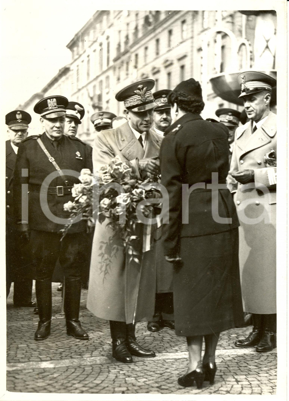 Fotografia d epoca originale 1939 MILANO Anniversario Cinque Giornate  Il Duca di BERGAMO riceve fiori Foto 1