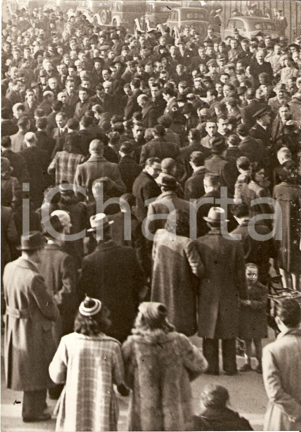 Fotografia d'epoca originale 1941 MILANO Duce dichiara guerra a STATI UNITI Folla in ascolto ^Fotografia 1