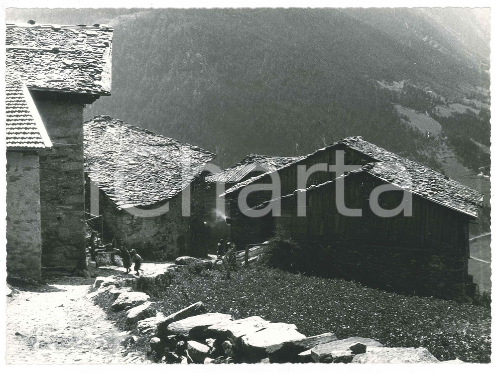 Fotografia d epoca originale 1955 ca VEZZA D OGLIO Vecchie case a TU  Foto Gualtiero LAENG FIRMATA 1