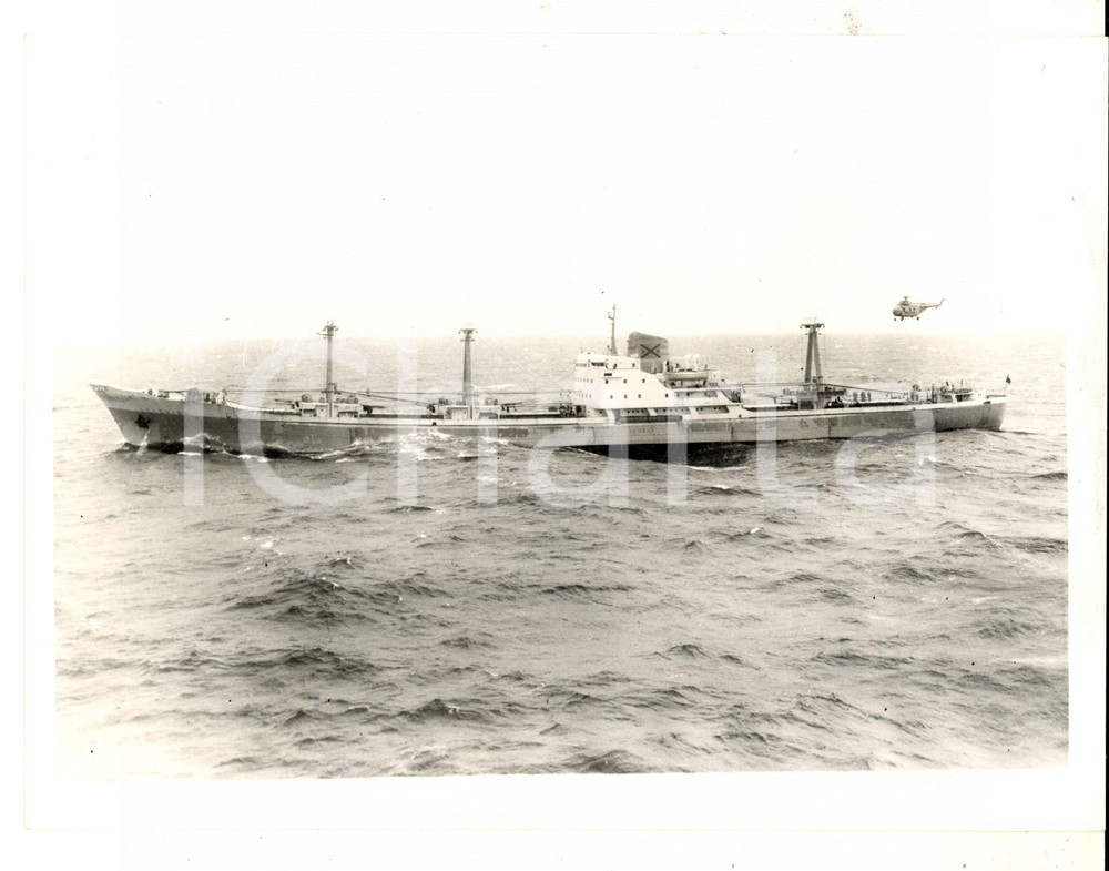 Fotografia d epoca originale 1962 ATLANTIC OCEAN Swiss ship CELERINA rescuing survivors of plane crash Photo 1
