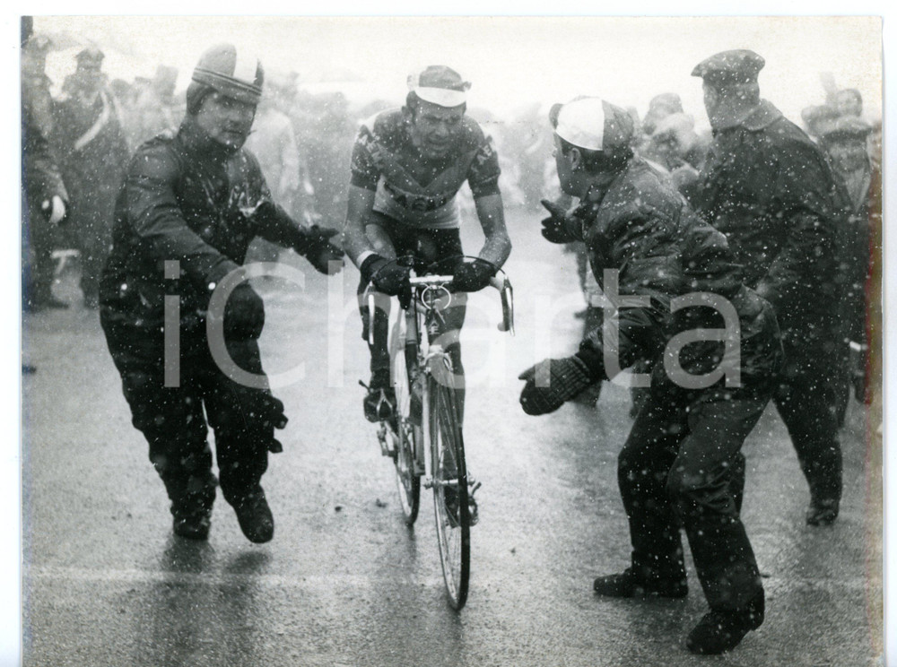 1968 CICLISMO GIRO D'ITALIA Lavaredo - Eddy MERCKX in volata sotto la neve *Foto Fotografia d'epoca con didascalia coeva.  CONDIZIONI: FAIR (piegatura al margine superiore) FORMATO: 24x18 cm     originale e autentica 1