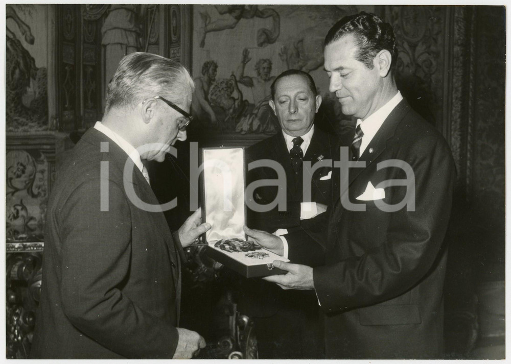 1957 ROMA Giovanni GRONCHI riceve onorificenza dal ministro Alfredo ORTIZ MANCIA  Fotografia d'epoca con didascalia coeva al verso, che mostra la consegna della Gran Croce dell'Ordine di "Jose Mattia Delgado" da parte di Alfredo Ortiz Mancia, Ministro degli Affari Esteri di El Salvador.  CONDIZIONI: GFORMATO: 18x13 cm     originale e autentica 1