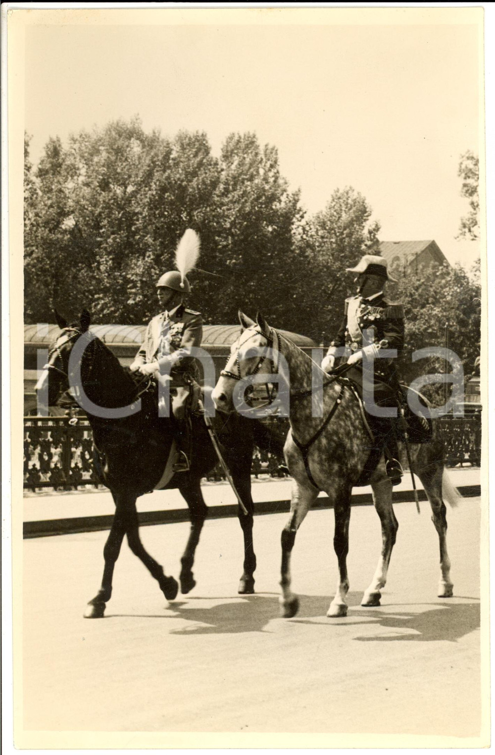 Fotografia d epoca originale 1937 UNGHERIA Vittorio Emanuele III a cavallo durante la visita ufficiale Foto 1