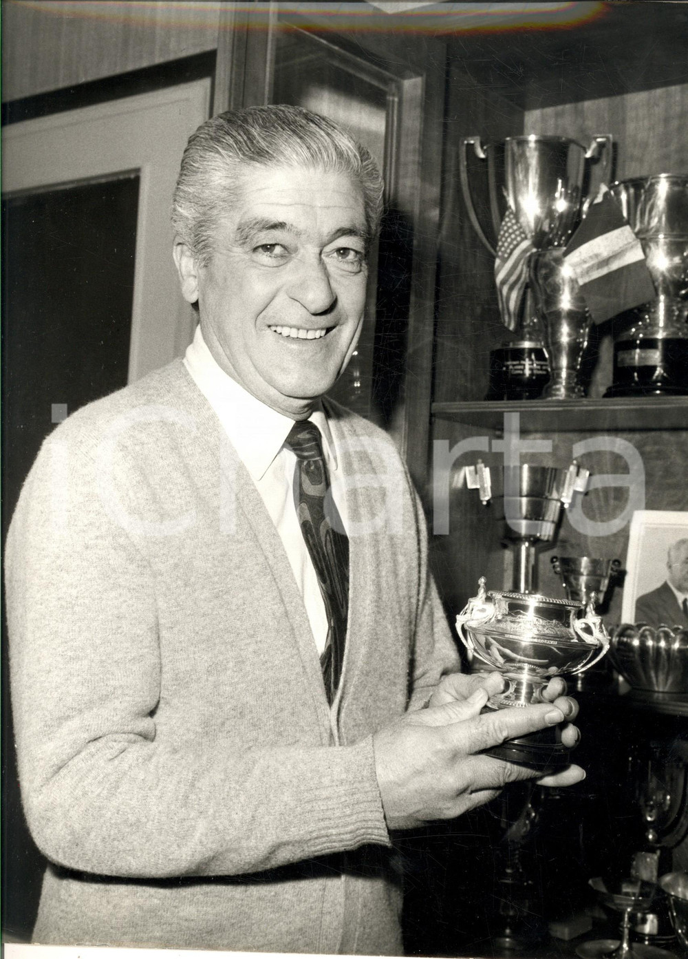 Fotografia d epoca originale 1980 ca ROMA TENNIS Marcello DEL BELLO tra i suoi trofei Foto 24 x 30 cm 1