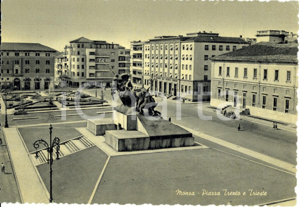 Cartolina originale da collezione 1955 ca MONZA Piazza TRENTO e TRIESTE con monumento ai Caduti ANIMATA 2 1