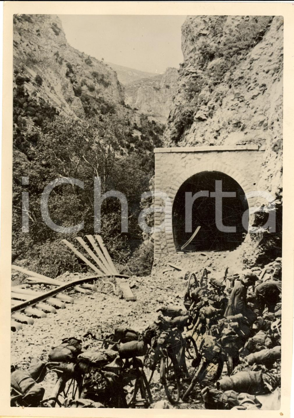Fotografia d'epoca originale 1941 LARISSA (GRECIA) WW2 Ferrovia distrutta da tedeschi e bici di soldati *FOTO 1
